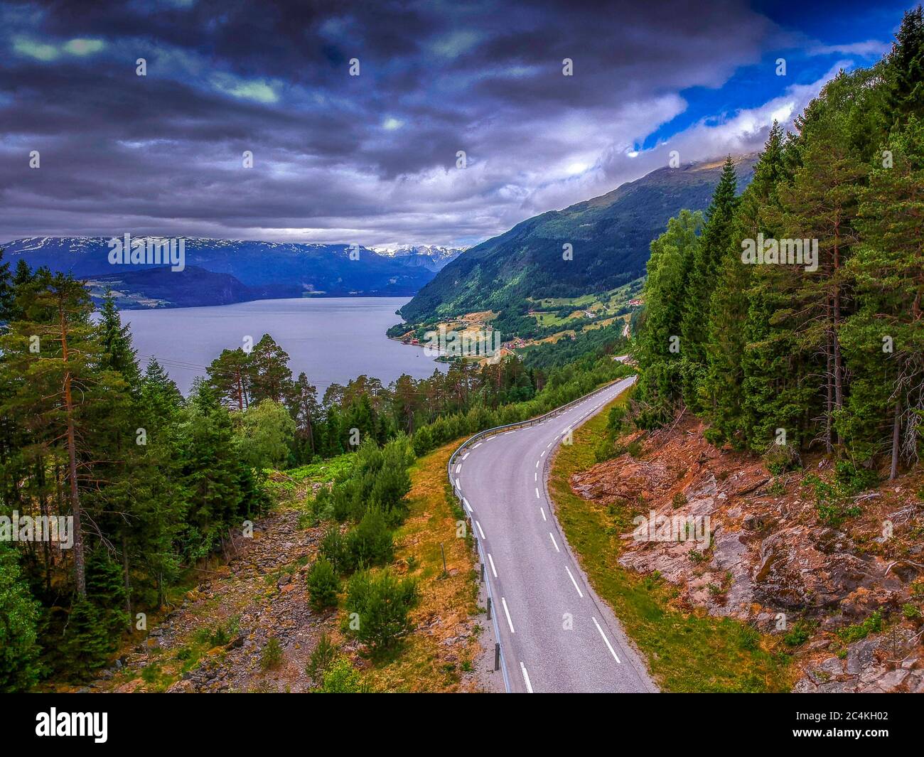 Vue aérienne de la route sinueuse le long des montagnes et du lac. Paysage de montagne à couper le souffle de la nature norvégienne Banque D'Images