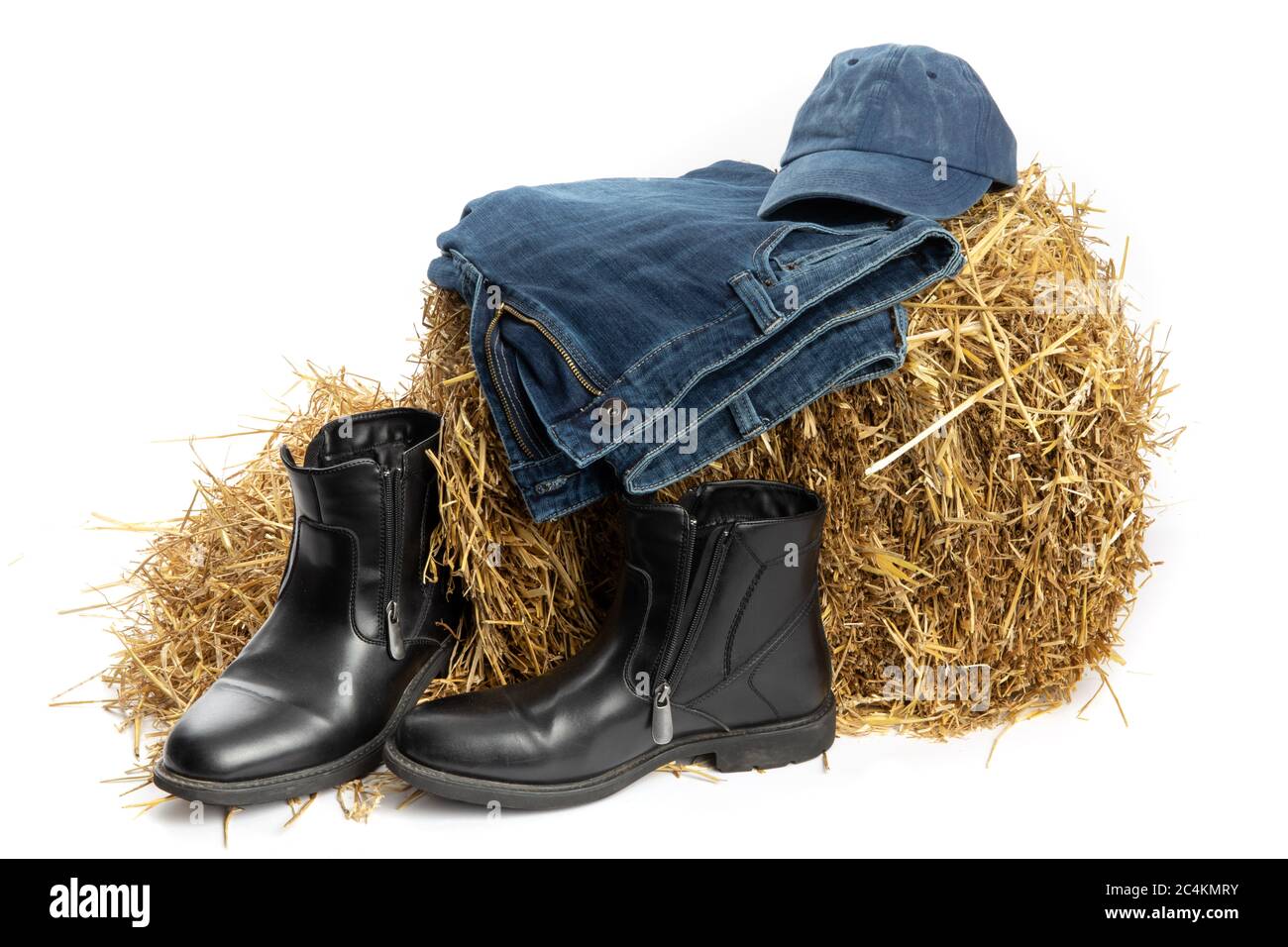 mode agricole, jeans en denim, chapeau en denim bleu et bottes en cuir noir isolées sur blanc Banque D'Images