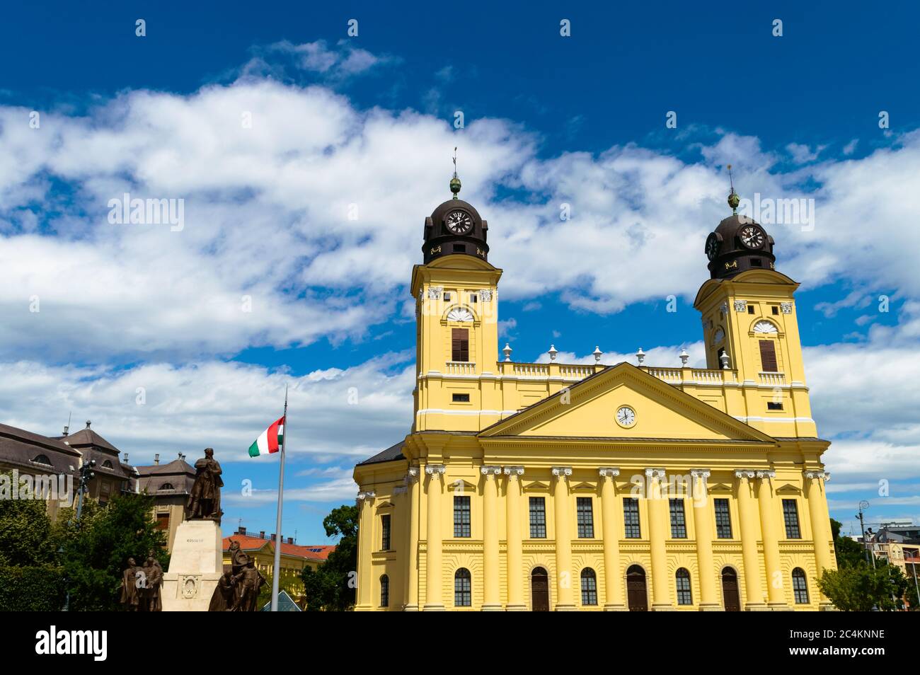 Vue panoramique sur la place principale de Debrecen. La Grande Église protestante - Református Nagytemplom et le monument Lajos Kossuth avec la fla hongroise Banque D'Images