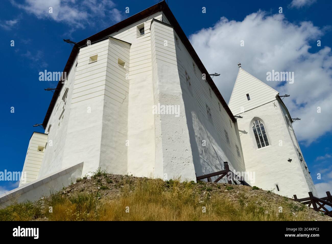 Le grand mur blanc du château hongrois près de Füzér Banque D'Images