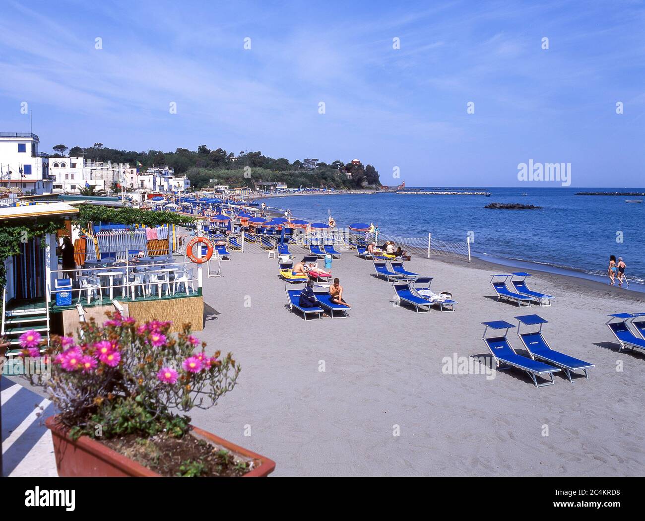 Vue sur la plage, ville d'Ischia, Ischia, région de Campagnia, Italie Banque D'Images