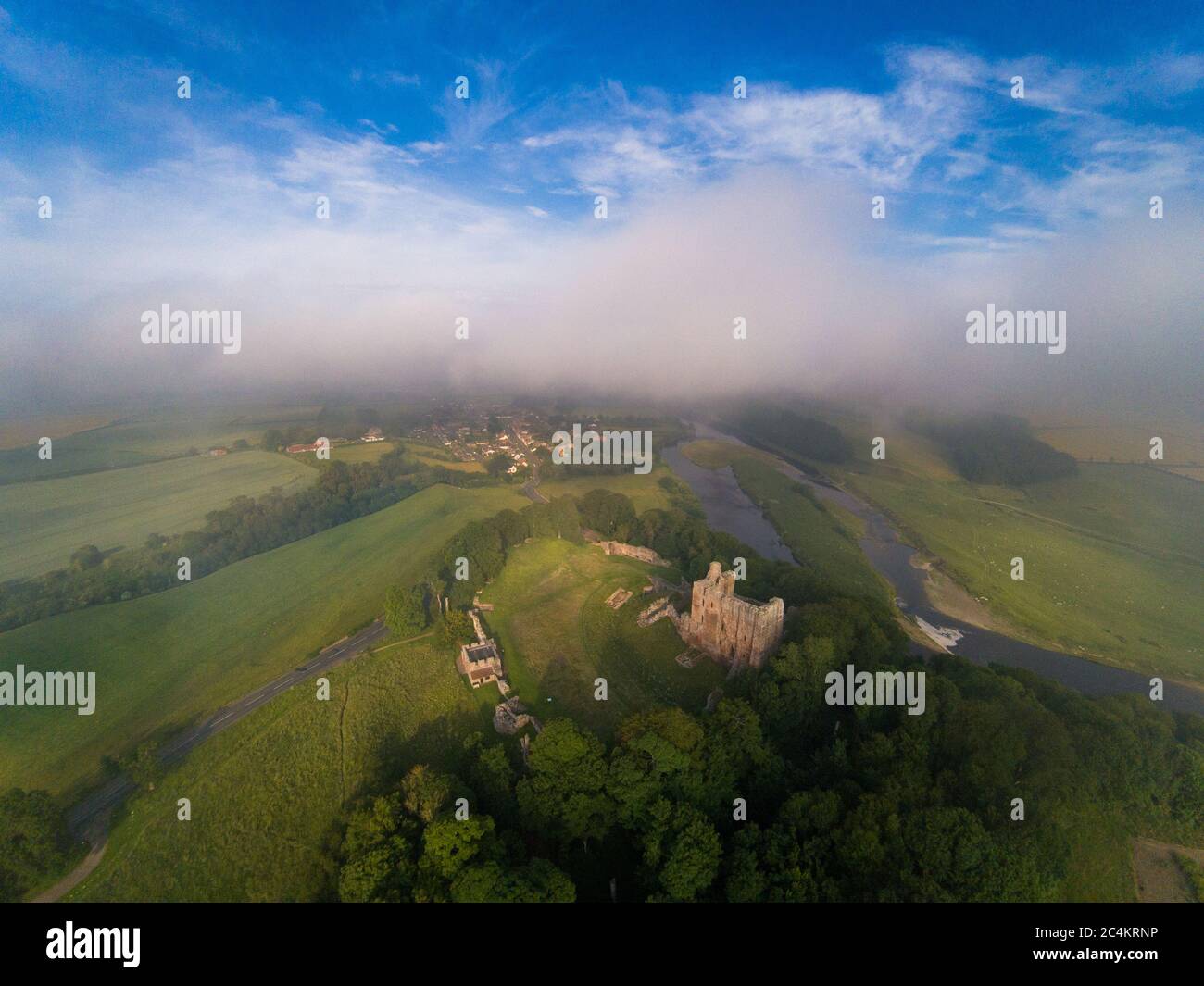 Norham Castle l'un des plus importants châteaux de la frontière a été construit en 1121 par les évêques de Durham, une histoire longue et mouvementée vu de nombreux célèbre Banque D'Images