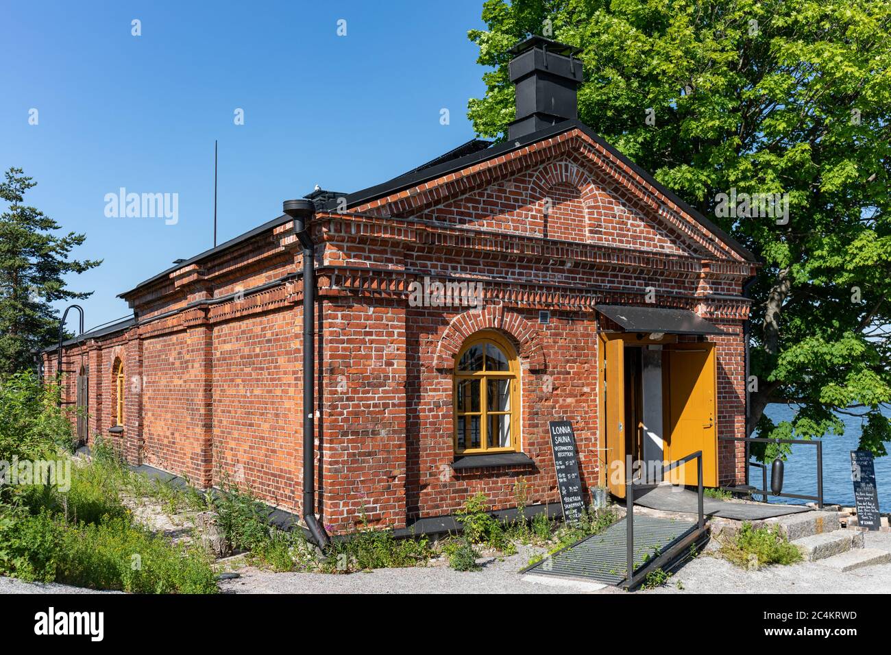 Réception au sauna public de l'île Lonna dans un ancien bâtiment militaire en briques rouges de l'archipel d'Helsinki, en Finlande Banque D'Images