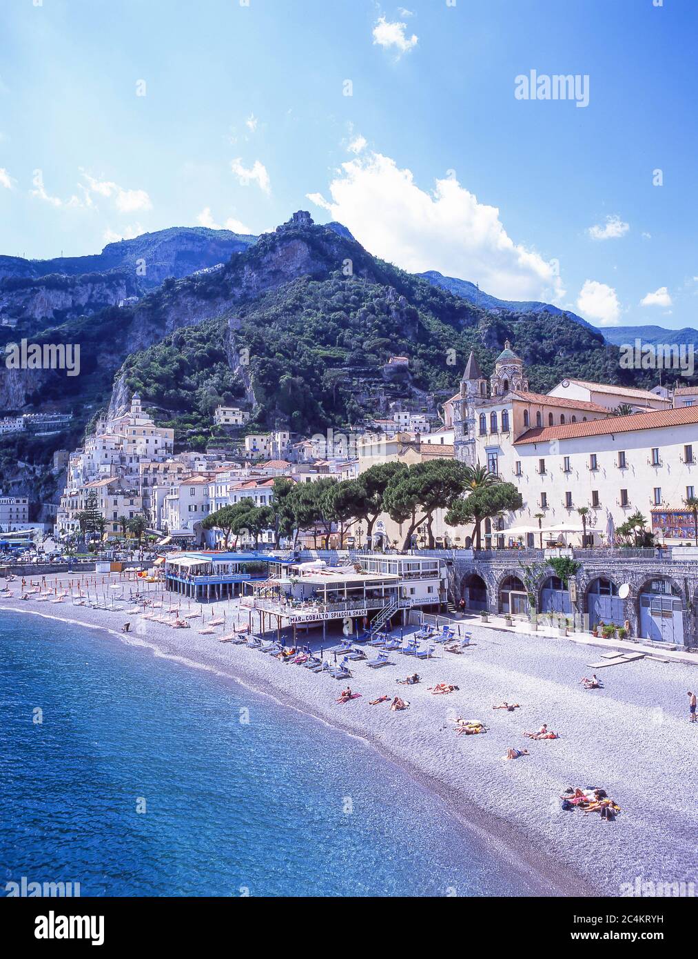 Vue sur la ville et la plage, Amalfi, côte amalfitaine, province de Salerne, région de Campanie, Italie Banque D'Images