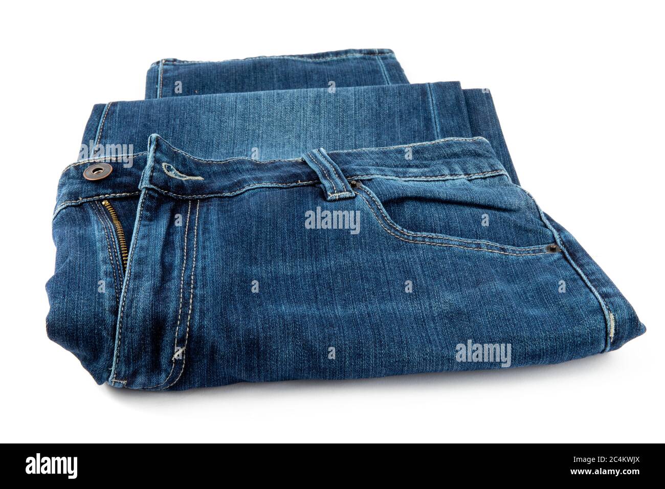 une paire de jeans en denim bleu légèrement pliés, isolés sur du blanc  Photo Stock - Alamy