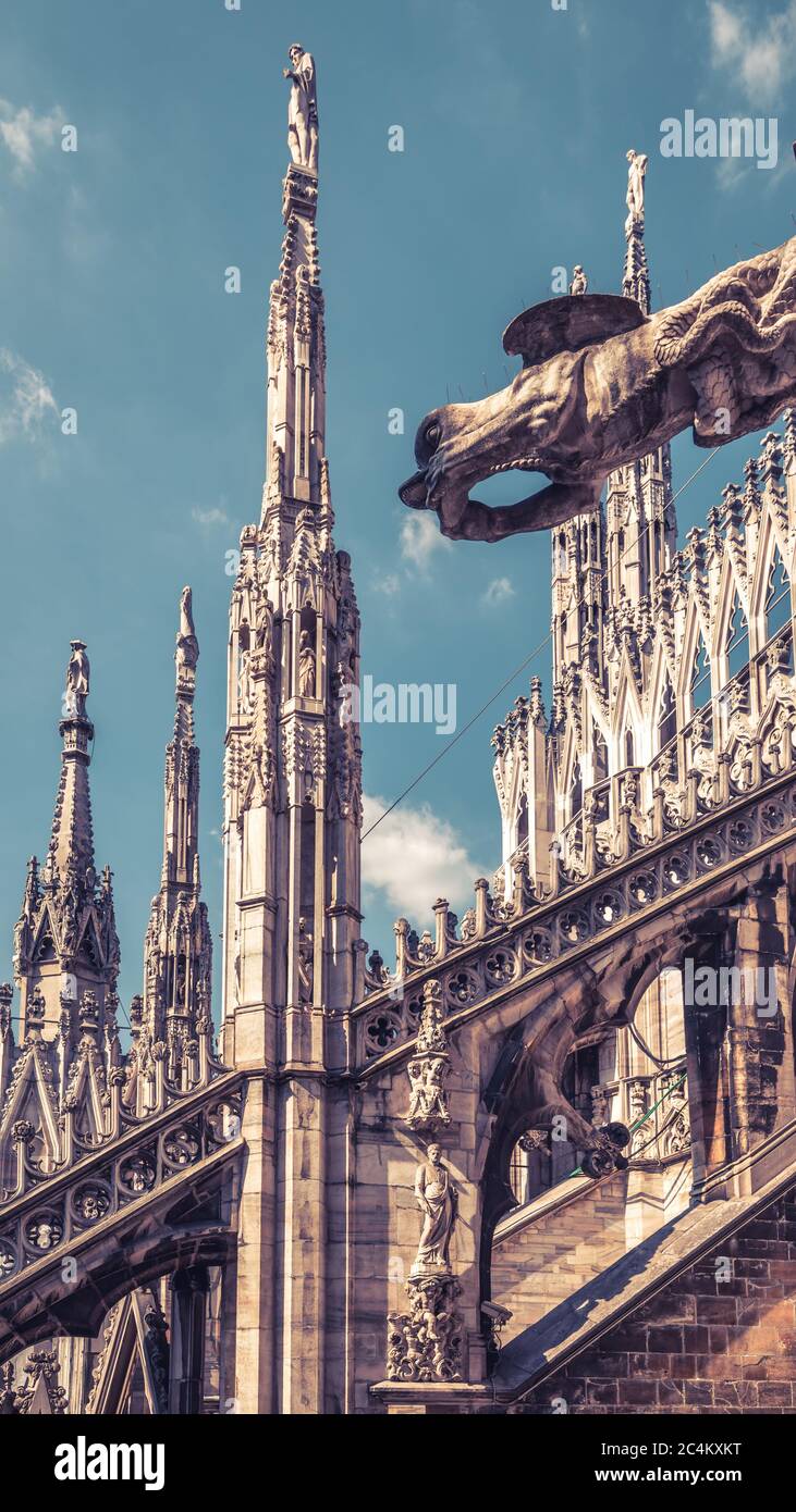 Vue rapprochée de la cathédrale de Milan, Italie, Europe. La cathédrale de Milan ou le Duomo di Milano est le principal point de repère de la ville de Milan. Décoration de luxe avec arc de Milan Banque D'Images