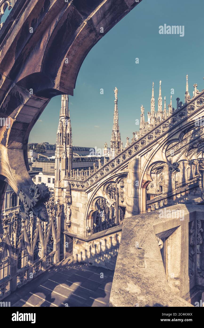 La cathédrale de Milan, Italie. Détail de la décoration de luxe en pierre du toit. La célèbre église principale de Milan ou Duomo di Milano est le principal point de repère de la ville. Niv Banque D'Images