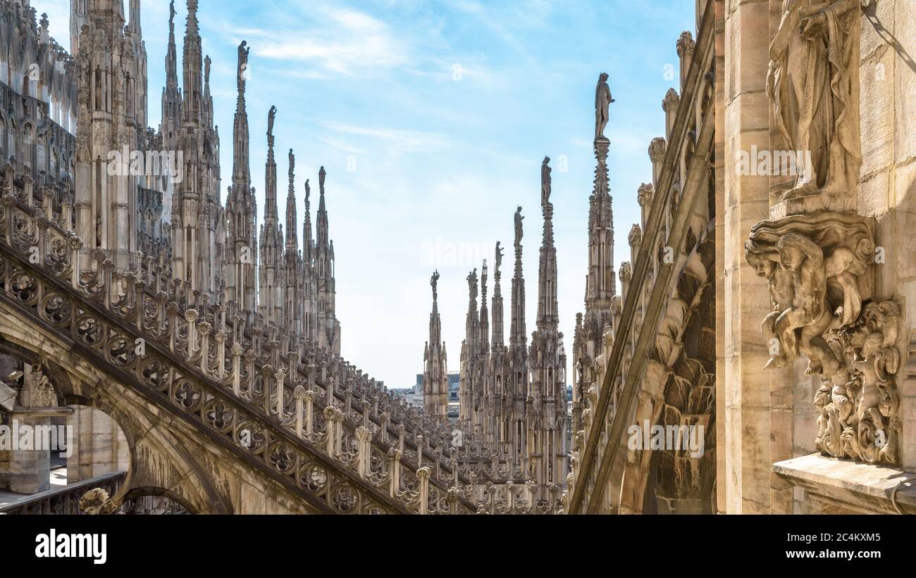 Cathédrale de Milan ou Duomo di Milano, Italie. Vue panoramique sur le toit de luxe. Célèbre église principale de Milan est une attraction touristique de la ville. Goth orné Banque D'Images