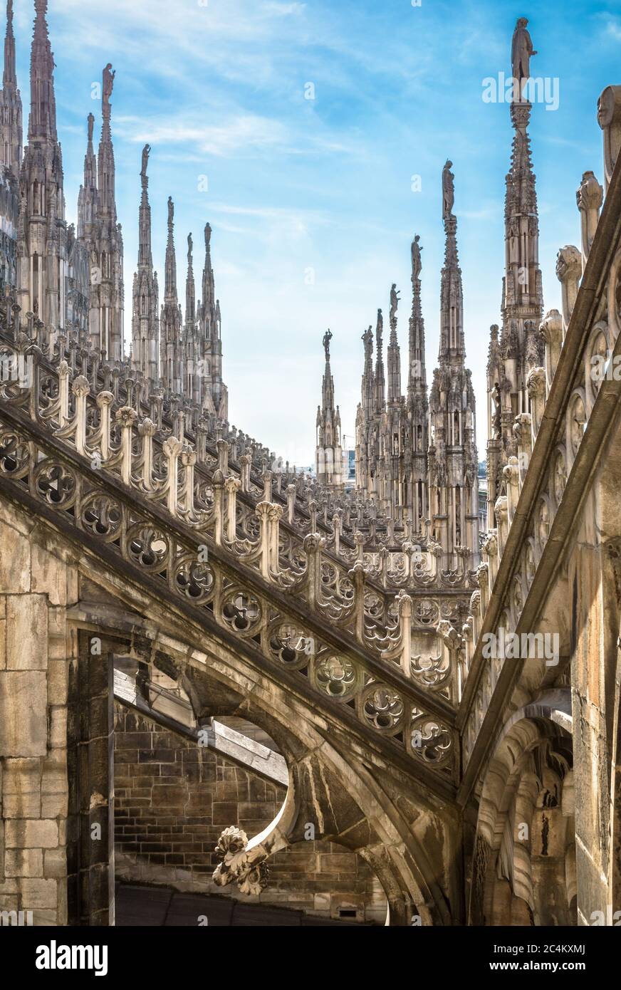 Cathédrale de Milan ou Duomo di Milano, Italie. Décor de toit de luxe incroyable. La célèbre cathédrale de Milan est une attraction touristique de la ville. Gothique a Banque D'Images