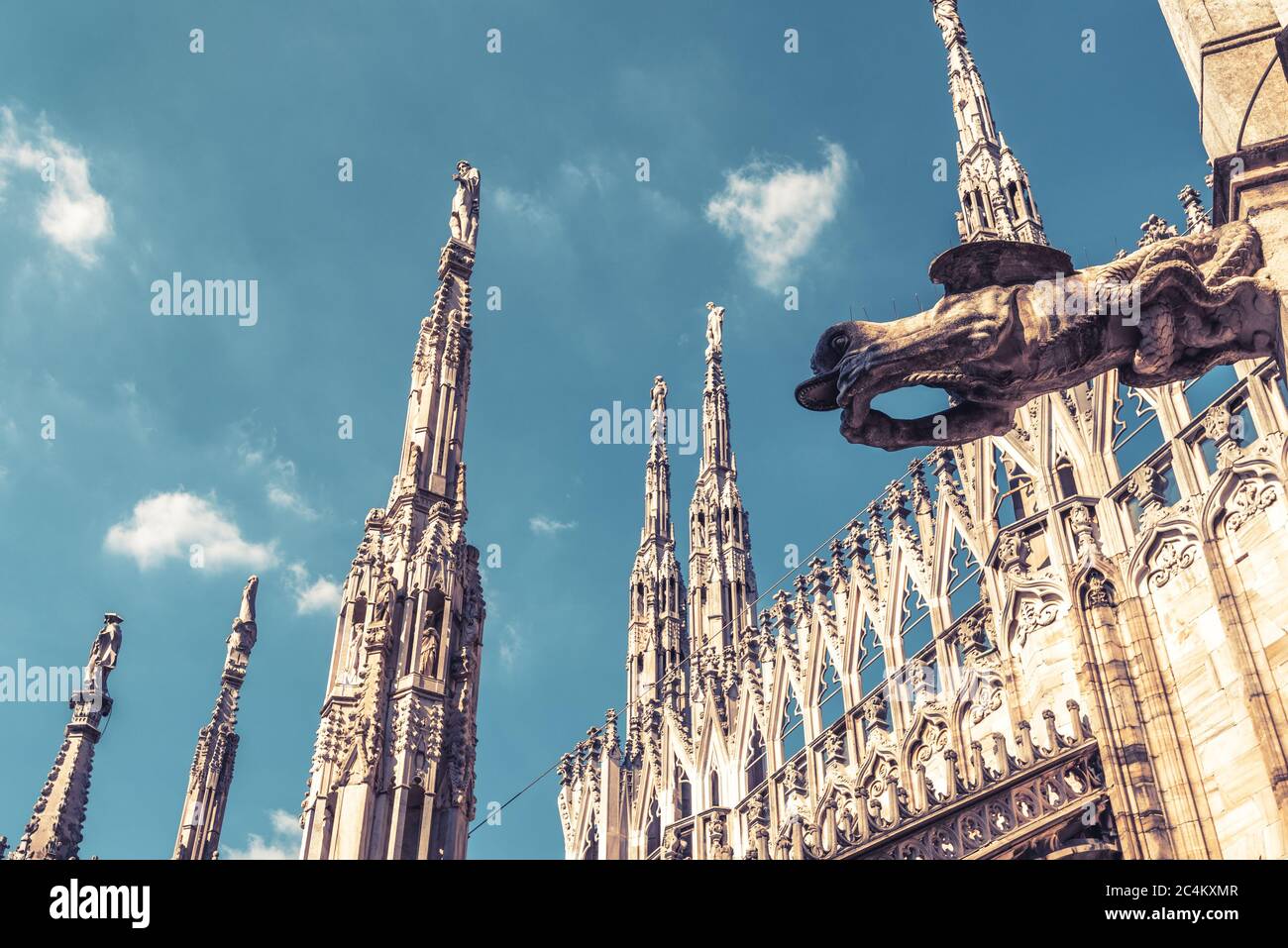 Vue rapprochée de la cathédrale de Milan, Italie, Europe. La cathédrale de Milan ou le Duomo di Milano est le principal point de repère de la ville de Milan. Décoration de luxe avec arc de Milan Banque D'Images