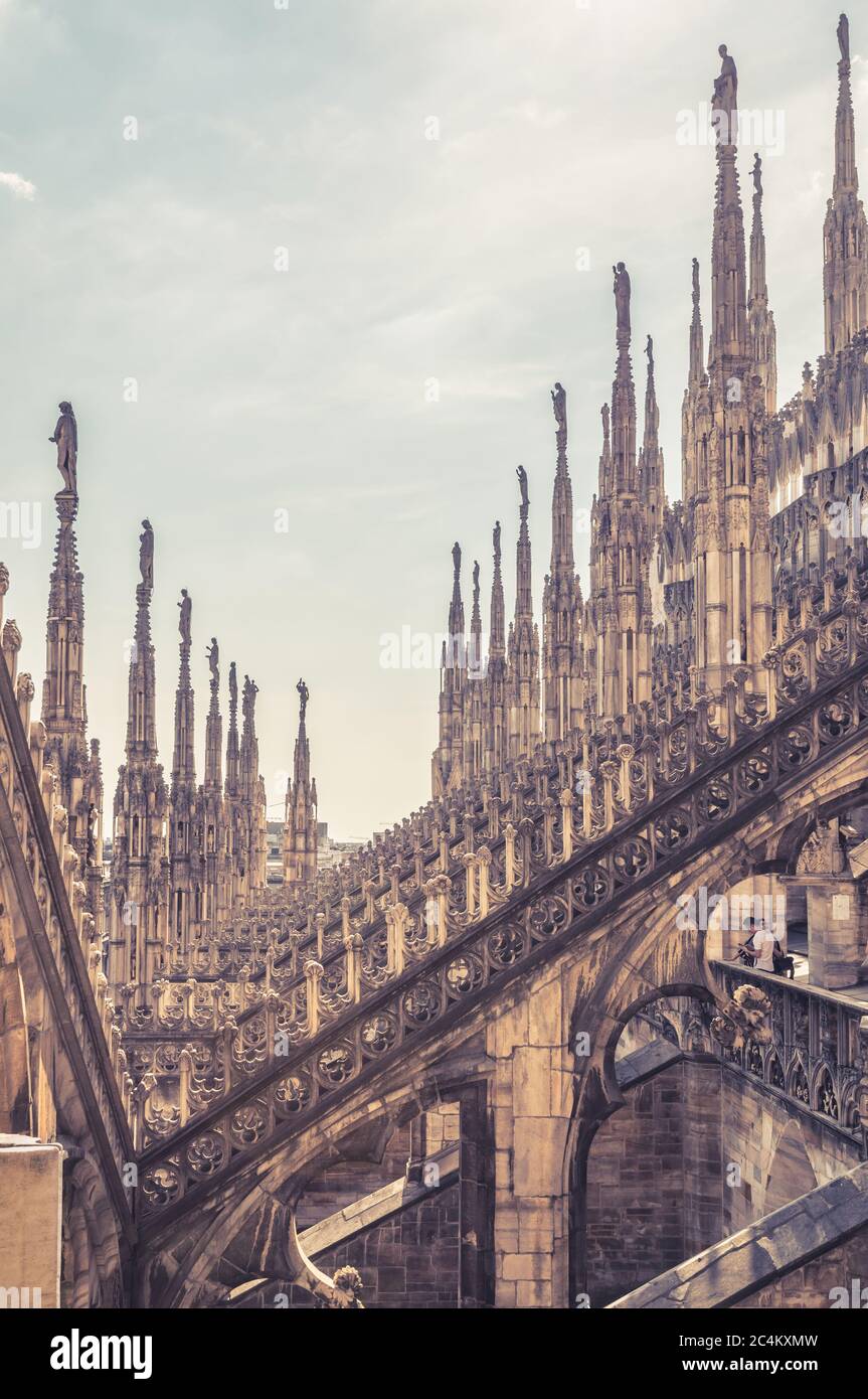 Milan, Italie - 16 mai 2017 : vue sur le toit de la cathédrale de Milan. Les gens visitent la belle terrasse. La cathédrale de Milan ou Duomo di Milano est le meilleur atractio touristique Banque D'Images