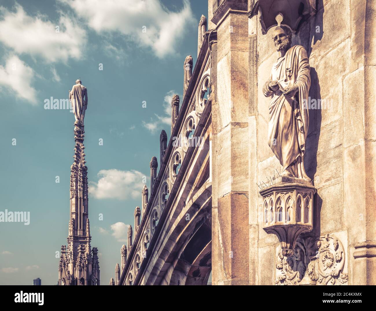 Vue rapprochée de la cathédrale de Milan, Italie, Europe. La cathédrale de Milan ou le Duomo di Milano est le principal point de repère de la ville de Milan. Décoration de luxe avec arc de Milan Banque D'Images