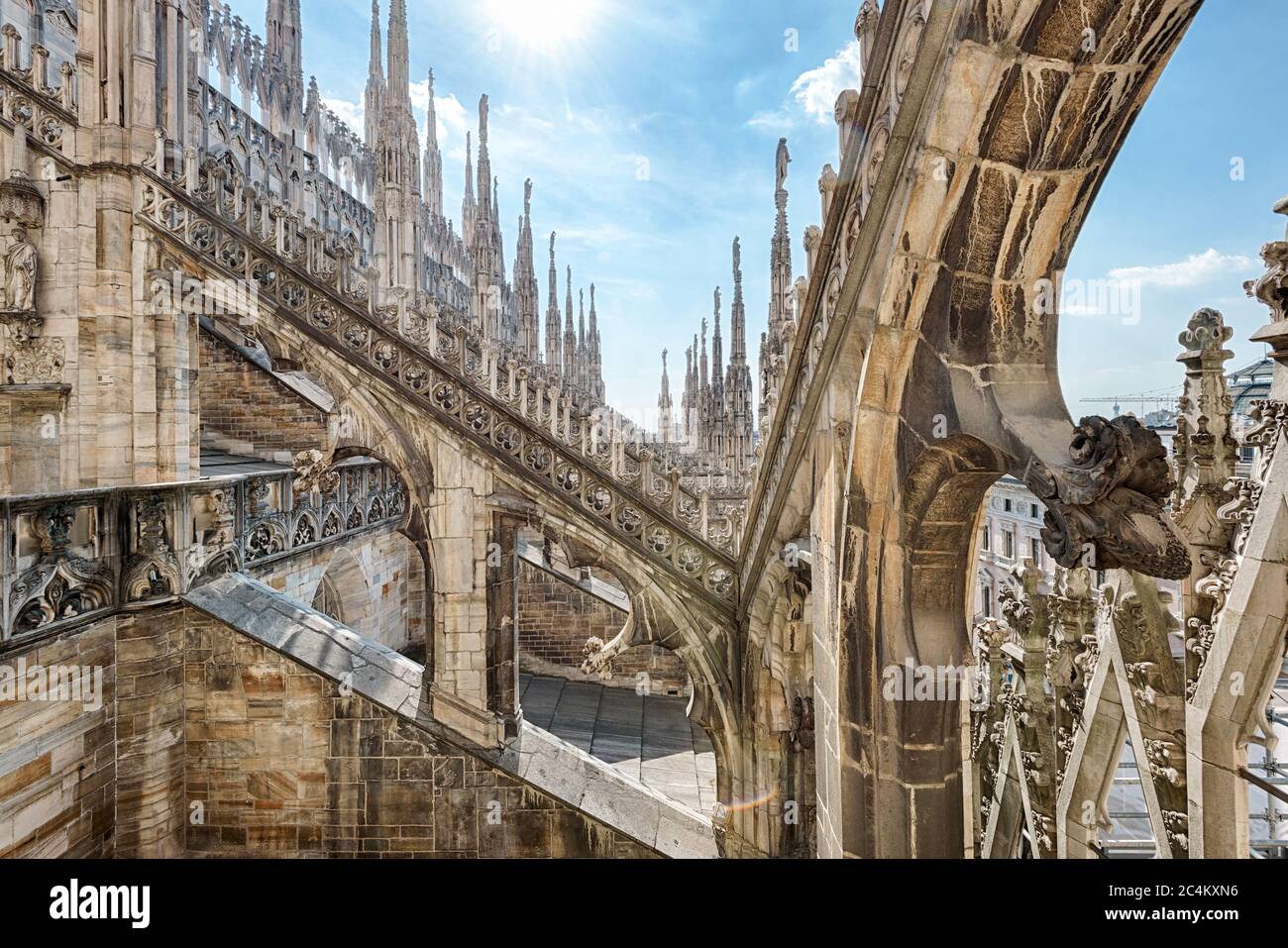 Toit de la cathédrale de Milan, Italie, Europe. La cathédrale de Milan ou le Duomo di Milano est le principal point de repère de la ville de Milan. Belle architecture gothique de Milan contre Banque D'Images