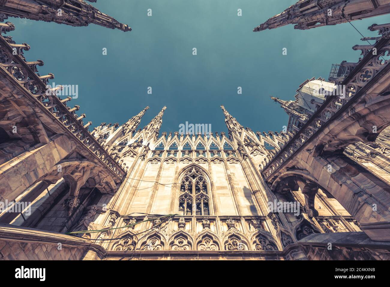 Cathédrale de Milan ou Duomo di Milano, Italie. Vue en angle bas d'un magnifique toit à motifs. La célèbre cathédrale de Milan est un point de repère de la ville. Style vintage Banque D'Images