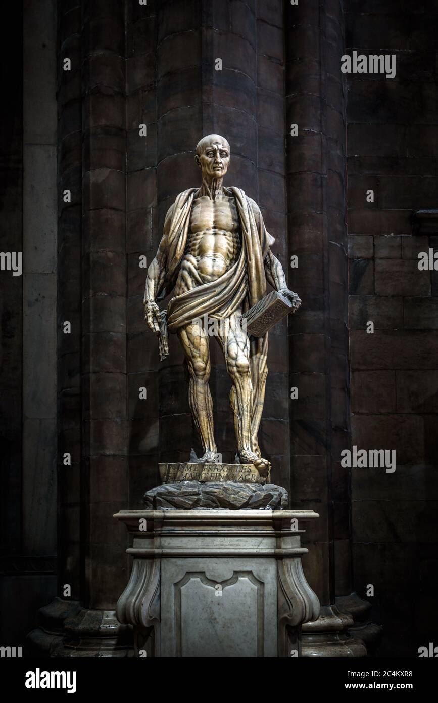 Milan, Italie - 16 mai 2017 : statue de Saint Bartholomée à l'intérieur de la célèbre cathédrale de Milan (Duomo di Milano). Statue gothique effrayante sur fond sombre. Banque D'Images