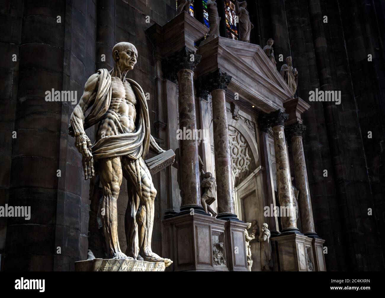 Milan, Italie - 16 mai 2017 : statue de Saint Bartholomée à l'intérieur de la cathédrale de Milan (Duomo di Milano). Statue effrayante dans un intérieur sombre. Célèbre Got Banque D'Images