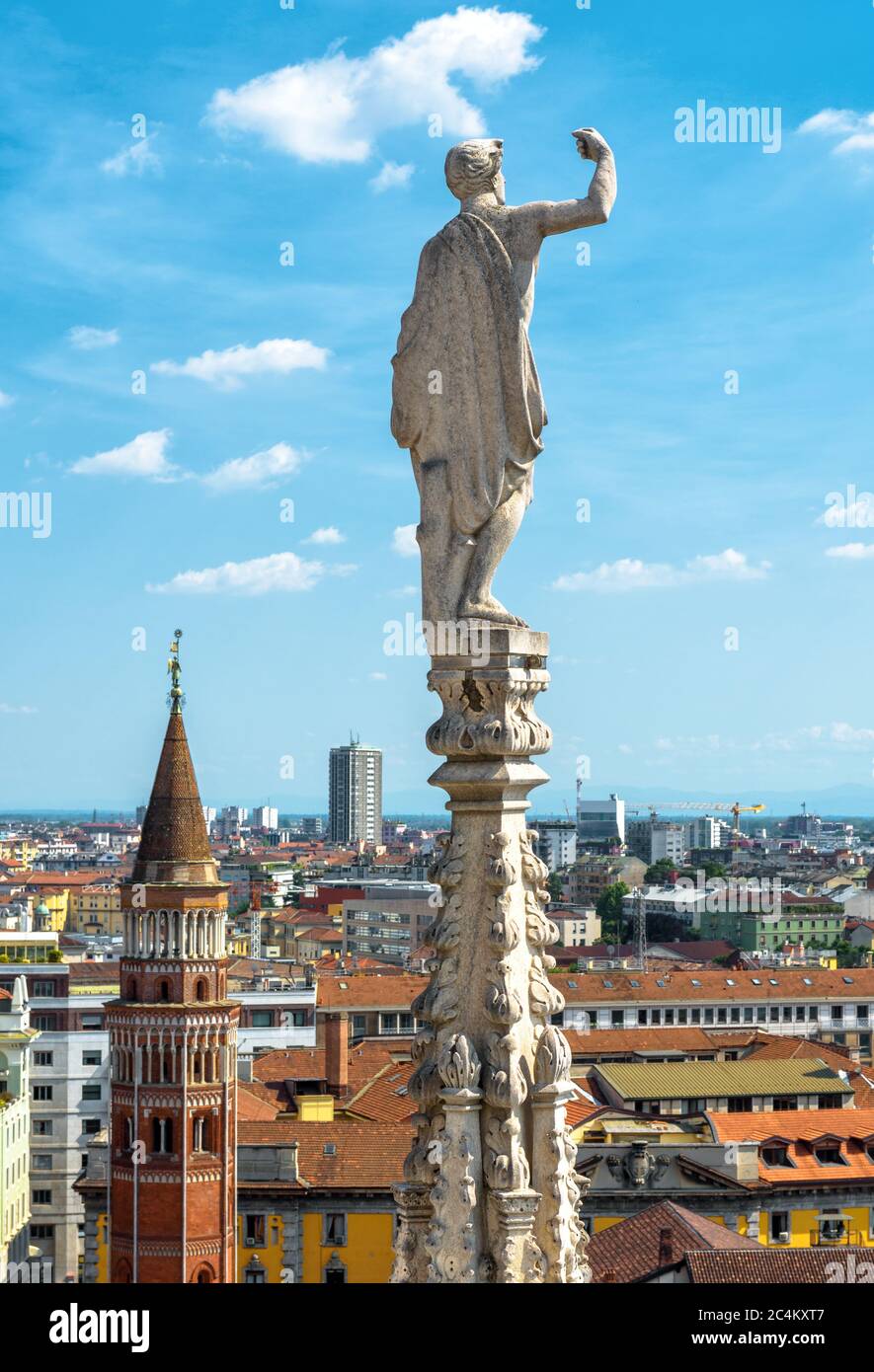 Statue sur la flèche de la cathédrale de Milan sur fond bleu ciel, Milan, Italie. Détail du toit donnant sur la ville de Milan en été. Belle ville de Milan sous le soleil Banque D'Images