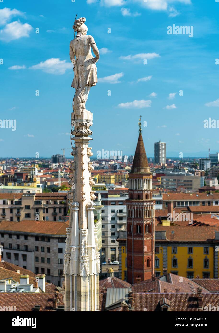 Statue sur la flèche de la cathédrale de Milan sur fond bleu ciel, Milan, Italie. Détail du toit gothique surplombant la ville de Milan en été. Belle vue sur Milan f Banque D'Images