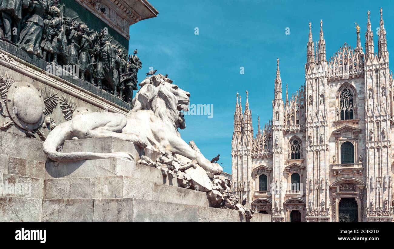 Vue panoramique sur le centre-ville de Milan avec sculpture de lion en été, Italie. Célèbre cathédrale de Milan (Duomo di Milano) en arrière-plan. Style gothique Milan Banque D'Images