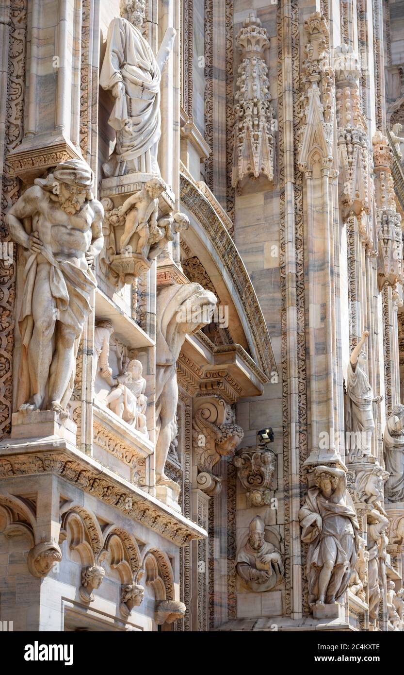 Cathédrale de Milan (Duomo di Milano), Milan, Italie. Détail de la façade de luxe avec de nombreuses statues et reliefs en marbre. La cathédrale de Milan est le top landmar Banque D'Images