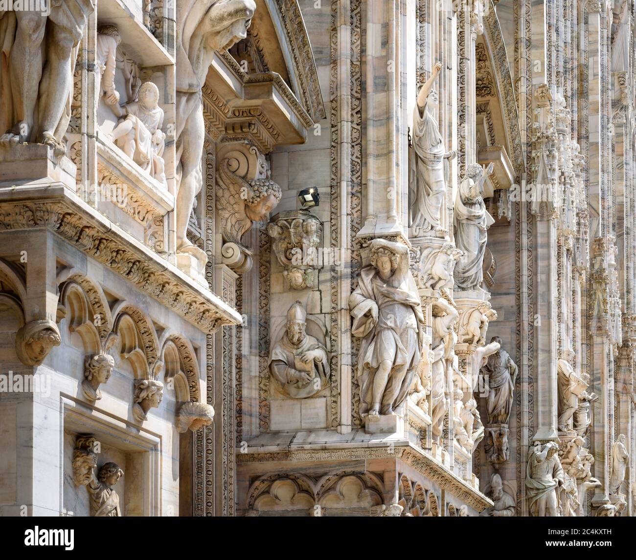 Cathédrale de Milan (Duomo di Milano), Milan, Italie. Détail de la façade de luxe avec de nombreuses statues et reliefs en marbre. La cathédrale de Milan est le top landmar Banque D'Images