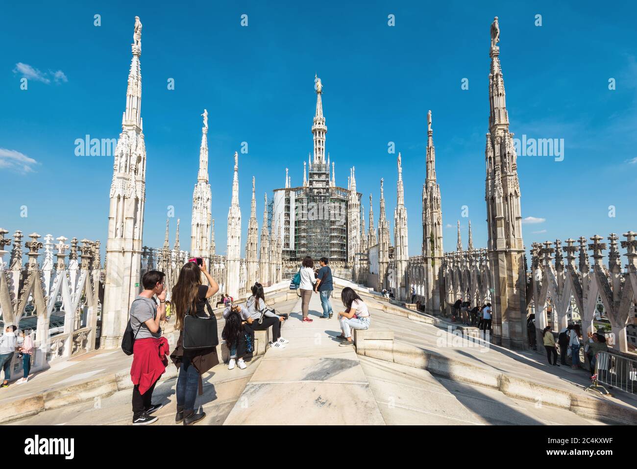 Milan, Italie - 16 mai 2017 : visite du toit de la cathédrale de Milan (Duomo di Milano) en été. C'est l'un des principaux monuments de Milan. Personnes Banque D'Images