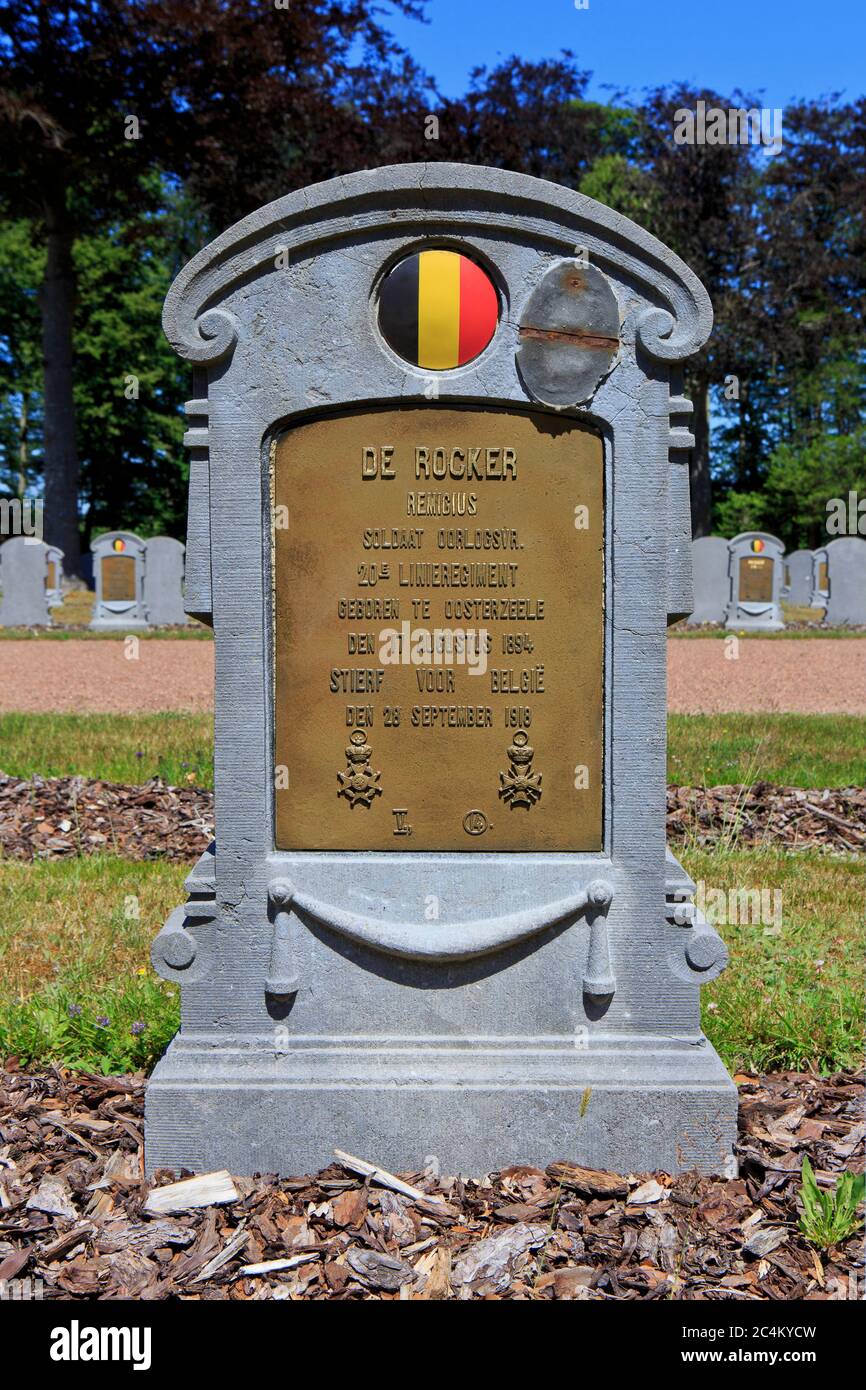 Tombe du soldat Remigius de Rocker, 20e régiment de ligne au cimetière militaire belge de Houthulst, Belgique, mort pendant la 5e bataille d'Ypres Banque D'Images