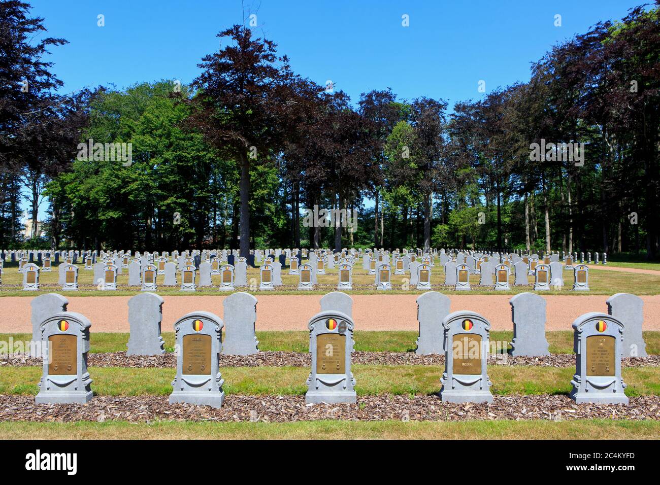 Tombe du soldat Remigius de Rocker et de ses camarades aux armes du 20e régiment de ligne à Houthulst, en Belgique, qui mourut pendant la 5e bataille d'Ypres Banque D'Images