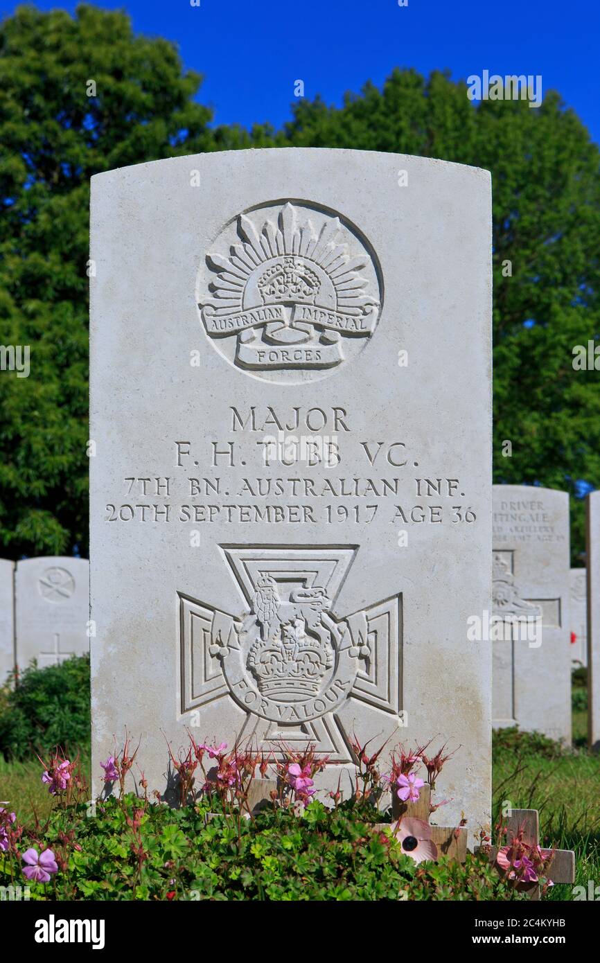 Tombe de la Croix de Victoria australienne récipiendaire du major Frederick Harold Tubb (1881-1917) au cimetière militaire de Lijssenthoek à Poperinge, en Belgique Banque D'Images