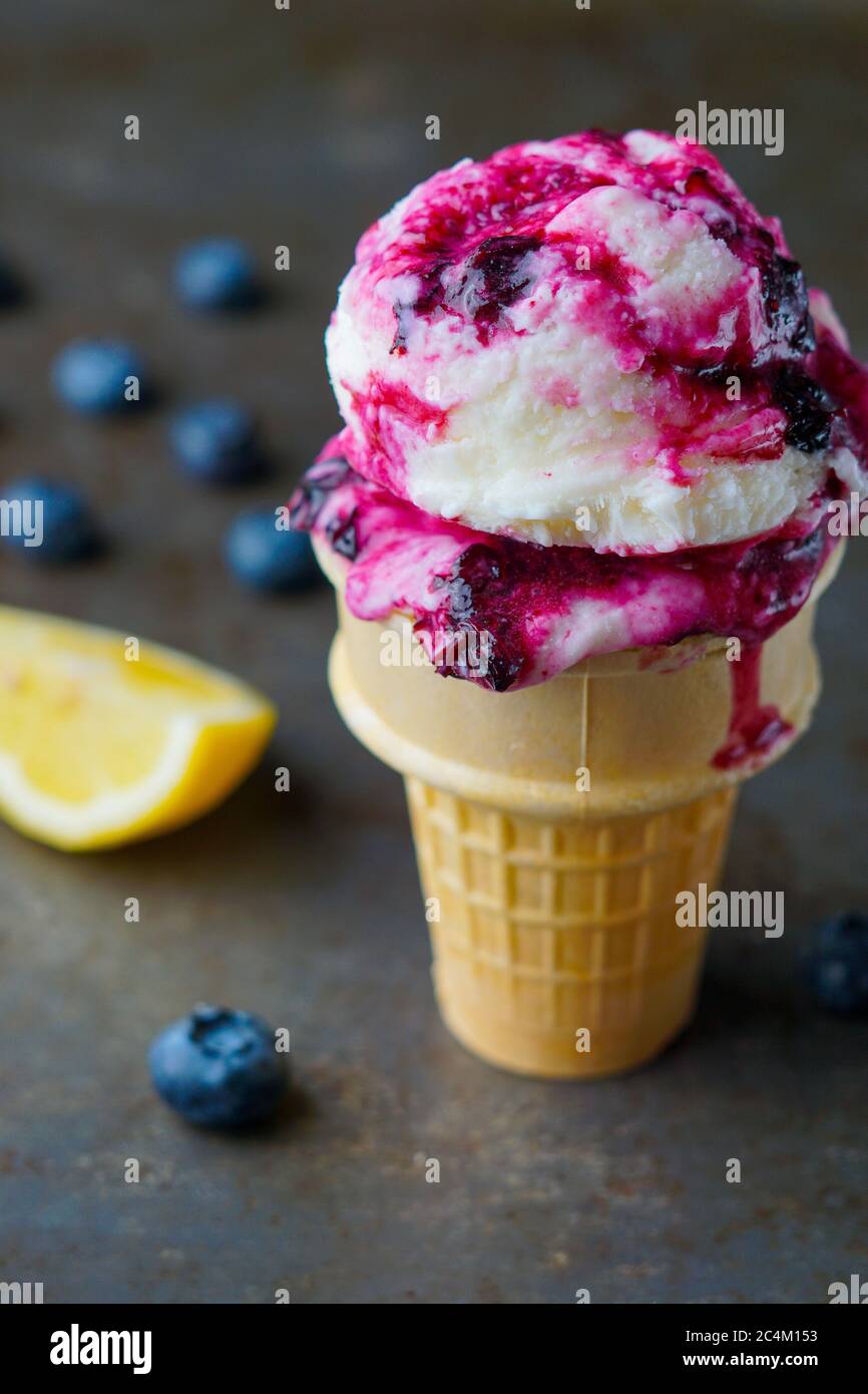 Yaourt glacé au citron avec sauce aux bleuets Banque D'Images