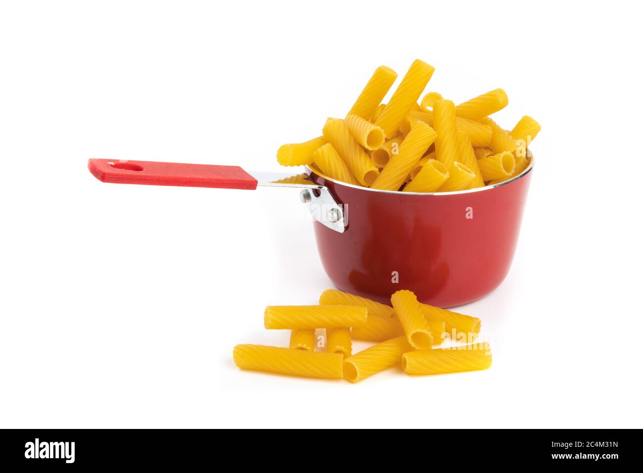 une petite casserole pleine de pâtes rigatoni isolées sur blanc Banque D'Images