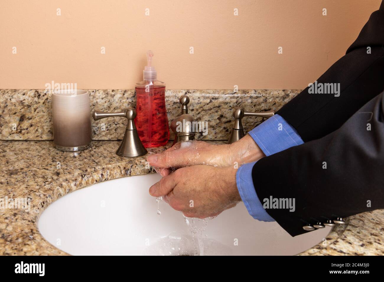 les étapes de lavage des mains pour prévenir la propagation de l'infection par le covid-19 ; un homme en costume se frottant les mains avec de la mousse Banque D'Images