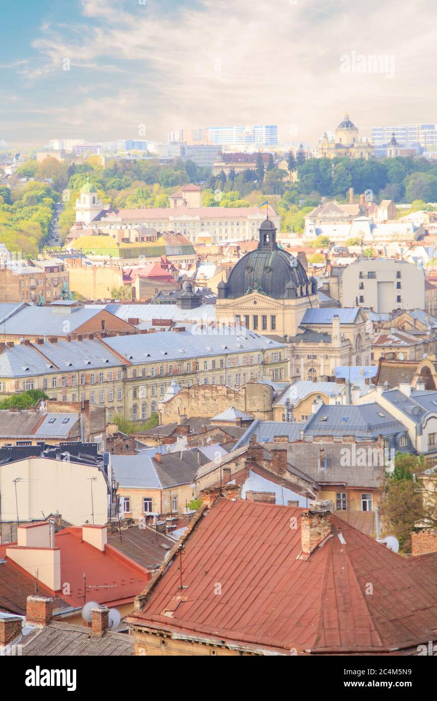 Belle vue sur la cathédrale dominicaine, l'église Assomption et le centre historique de Lviv, Ukraine, par une journée ensoleillée Banque D'Images