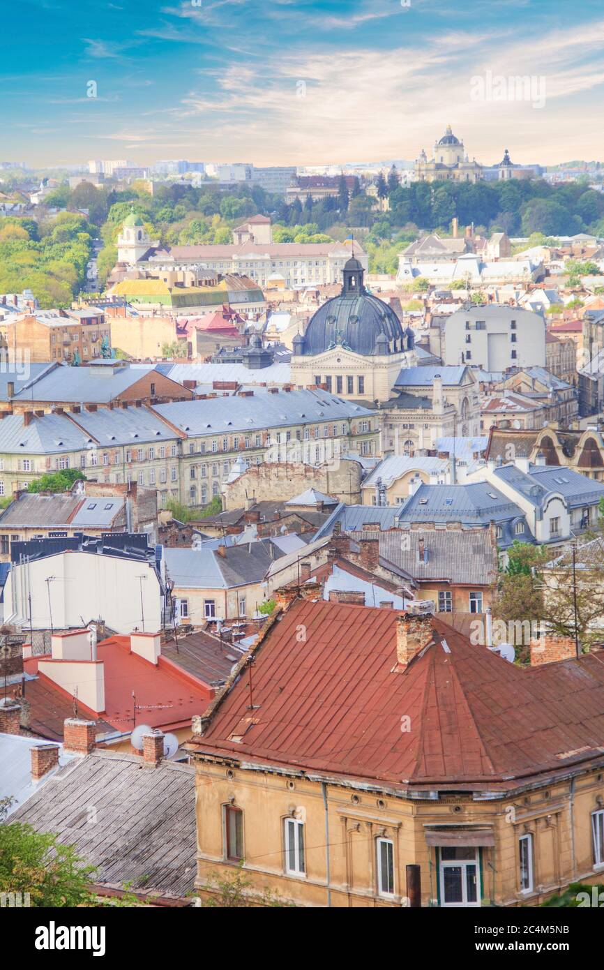 Belle vue sur la cathédrale dominicaine, l'église Assomption et le centre historique de Lviv, Ukraine, par une journée ensoleillée Banque D'Images