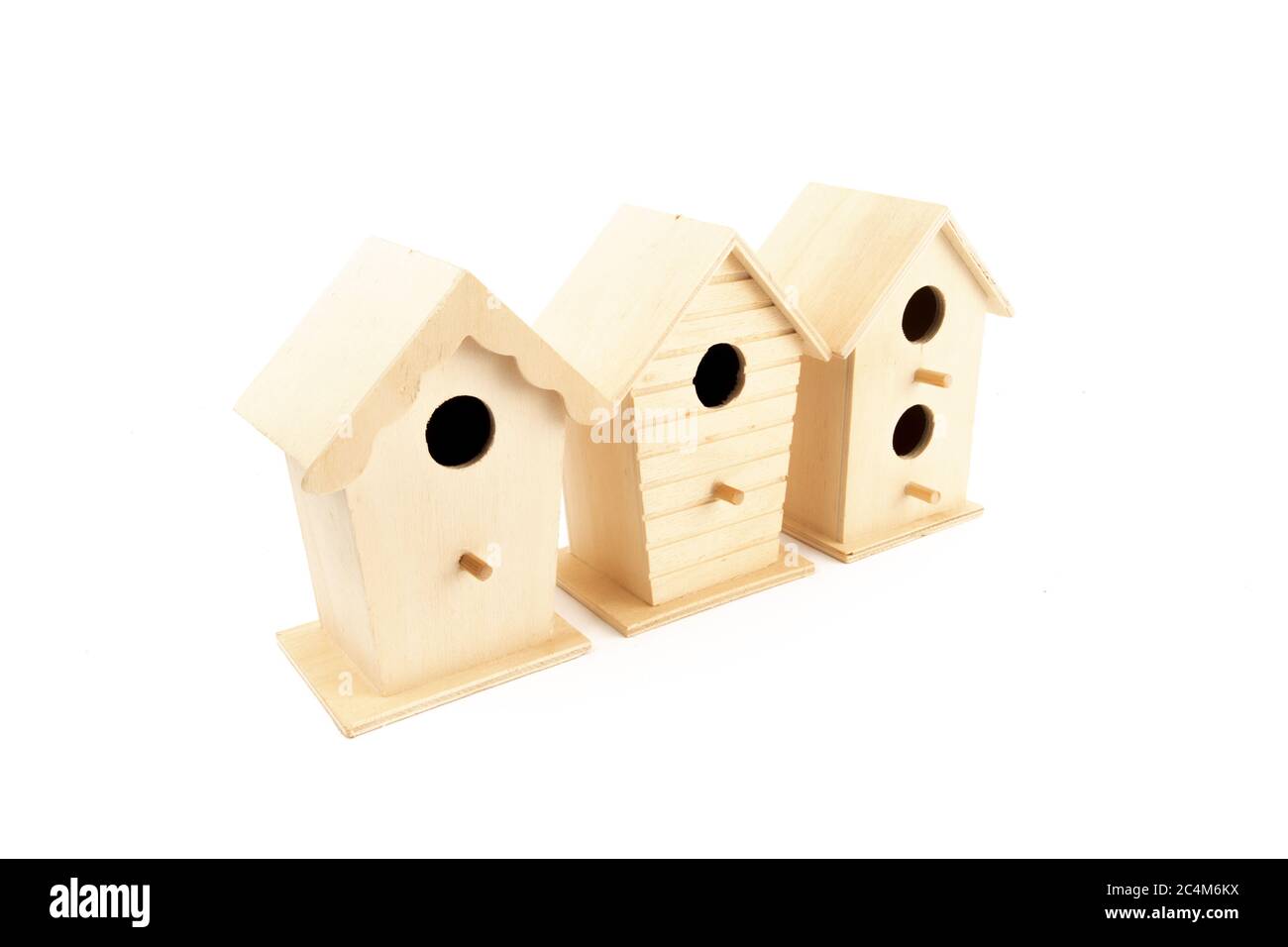 maisons d'oiseaux en bois dans une rangée isolée sur blanc Banque D'Images