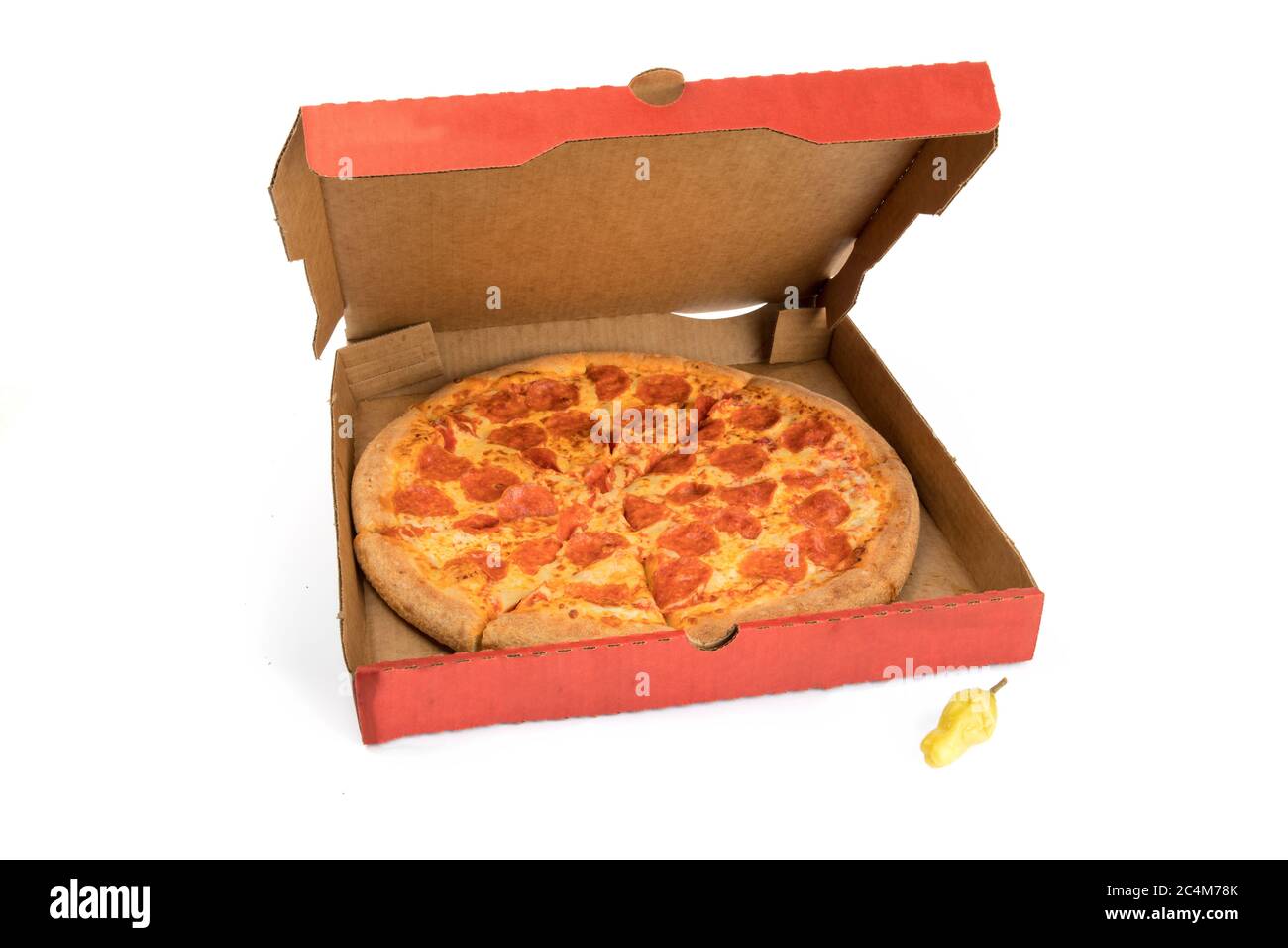 emporter la pizza pepperoni dans une boîte en carton isolée sur blanc Banque D'Images emporter la pizza pepperoni dans une boîte en carton isolée sur blanc Banque D'Images