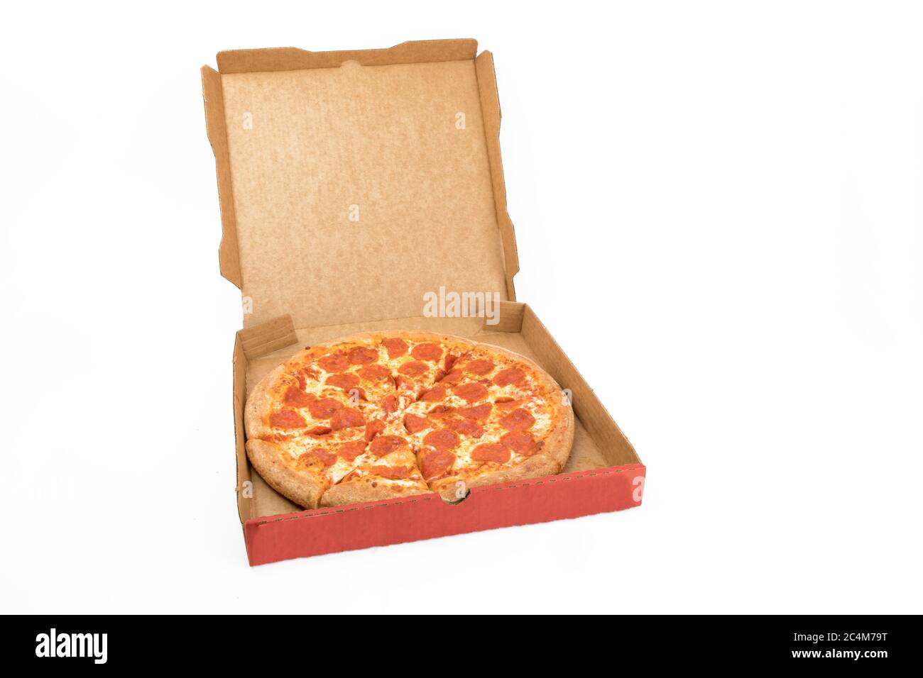 emporter la pizza pepperoni dans une boîte en carton isolée sur blanc Banque D'Images emporter la pizza pepperoni dans une boîte en carton isolée sur blanc Banque D'Images