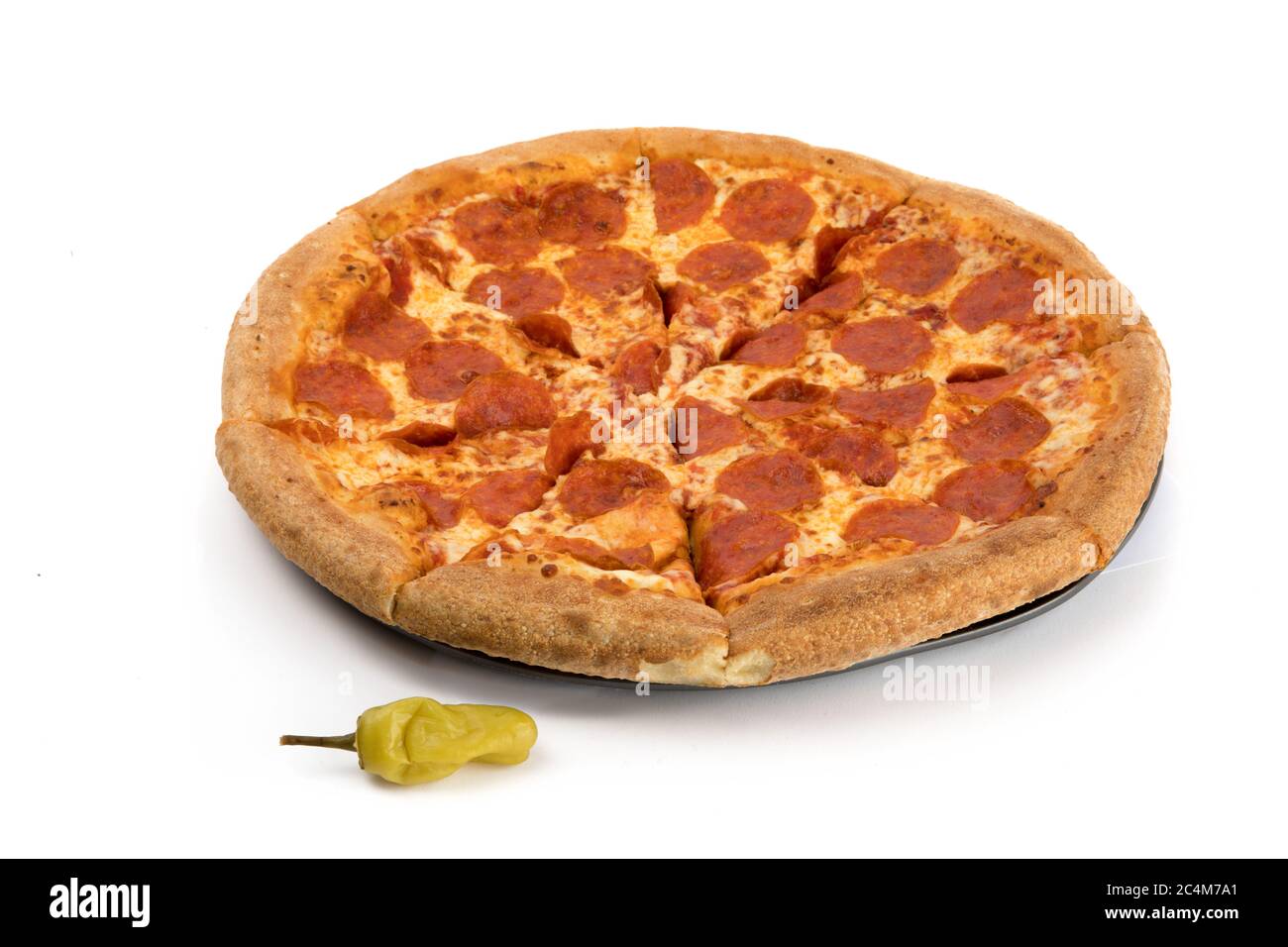 une pizza au poivre et au fromage fraîchement préparés sur une poêle métallique isolée sur blanc Banque D'Images une pizza au poivre et au fromage fraîchement préparés sur une poêle métallique isolée sur blanc Banque D'Images