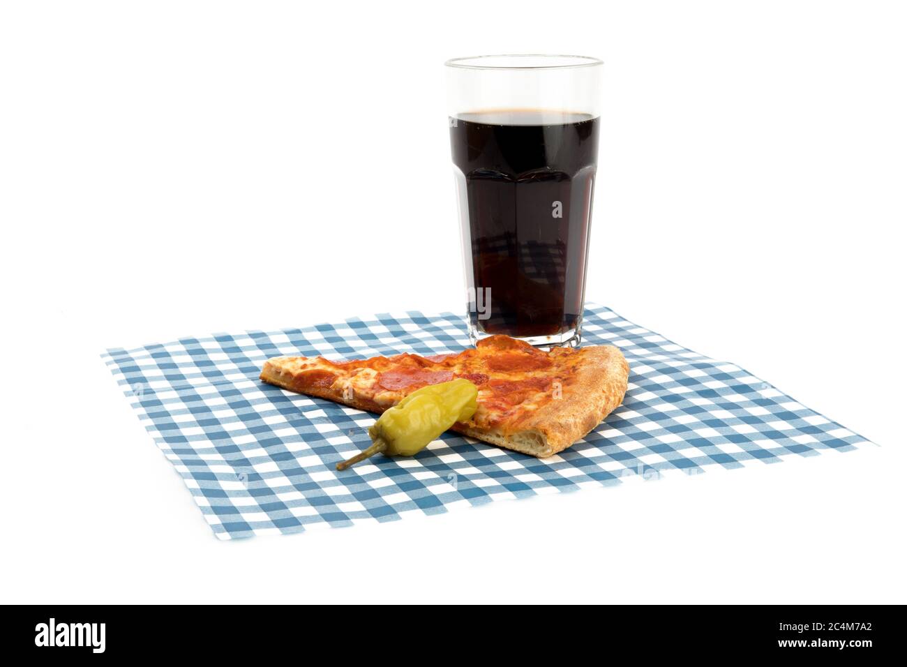 une tranche de pizza pepperoni sur un papier à carreaux bleus avec un verre de cola isolé sur blanc Banque D'Images une tranche de pizza pepperoni sur un papier à carreaux bleus avec un verre de cola isolé sur blanc Banque D'Images