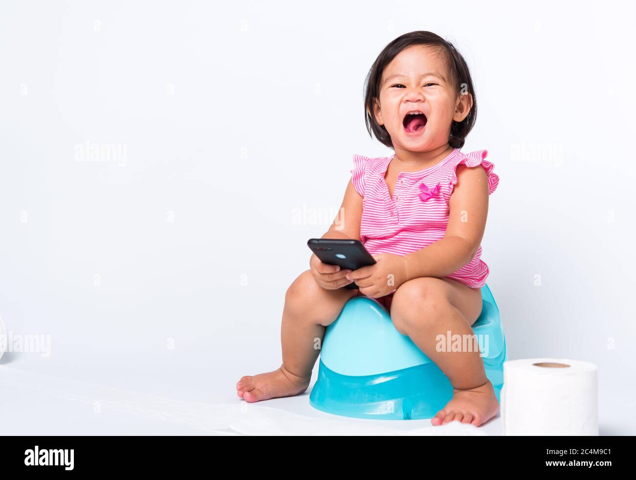 Asiatique Petite Mignonne Bebe Fille Education Entrainement A S Asseoir Sur Pot Bleu De Chambre Ou Pot Et Jouer Smartphone Mobile Avec Des Rouleaux De Papier De Toilette Goujon Photo Stock Alamy