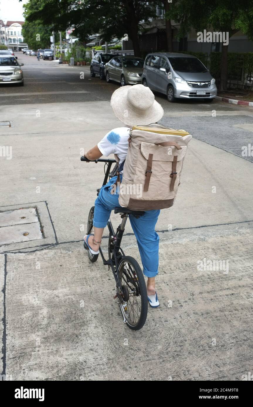Femme à vélo noir service de livraison de boîtes. Bannière Web, club de vélos, Banque D'Images