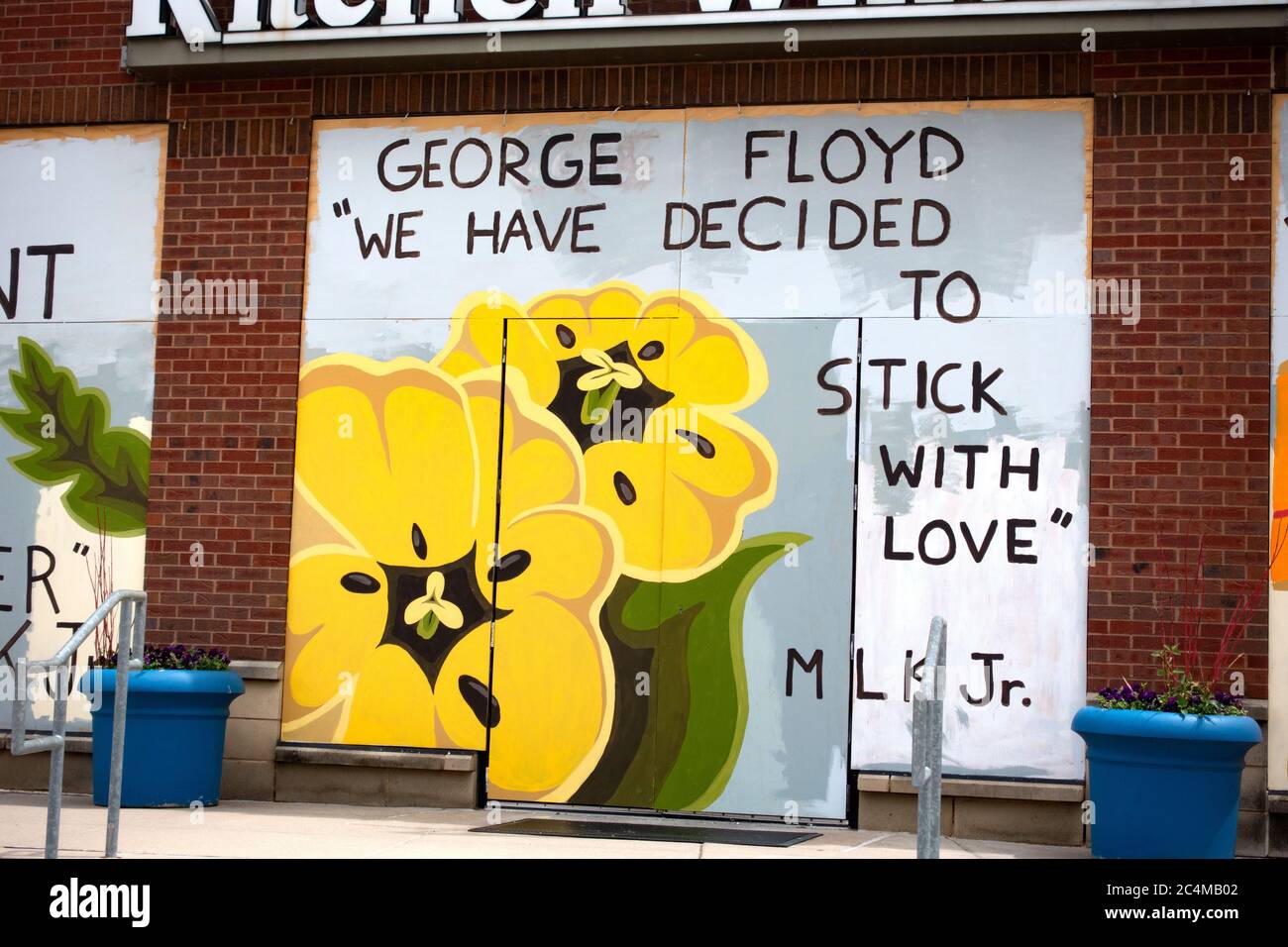 Citation de MLK dans Uptown « nous avons décidé de rester amoureux » sur le protège-fenêtre en contreplaqué après la mort et les émeutes de George Floyd. Minneapolis Minnesota MN États-Unis Banque D'Images