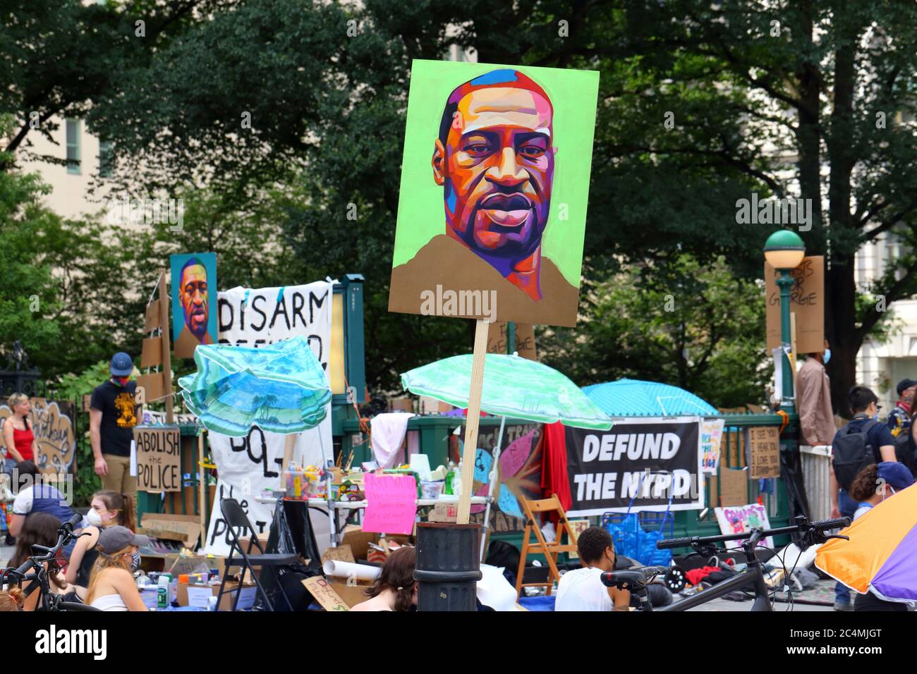 New York, NY 26 juin 2020. Un portrait de George Floyd sur un panneau à l'hôtel de ville d'Occupy. Activistes avec voix avec activistes et leaders communautaires (vocal NY) Et les alliés ont occupé un parc adjacent à l'hôtel de ville avant la date limite du 1er juillet pour exercer des pressions directes sur le maire et le conseil municipal pour qu'ils définancent le NYPD d'au moins 1 milliard de dollars de leur budget annuel de 6 milliards de dollars pour réinvestir dans le logement, les soins de santé, l'éducation et les services sociaux. Banque D'Images New York, NY 26 juin 2020. Un portrait de George Floyd sur un panneau à l'hôtel de ville d'Occupy. Activistes avec voix avec activistes et leaders communautaires (vocal NY) Et les alliés ont occupé un parc adjacent à l'hôtel de ville avant la date limite du 1er juillet pour exercer des pressions directes sur le maire et le conseil municipal pour qu'ils définancent le NYPD d'au moins 1 milliard de dollars de leur budget annuel de 6 milliards de dollars pour réinvestir dans le logement, les soins de santé, l'éducation et les services sociaux. Banque D'Images