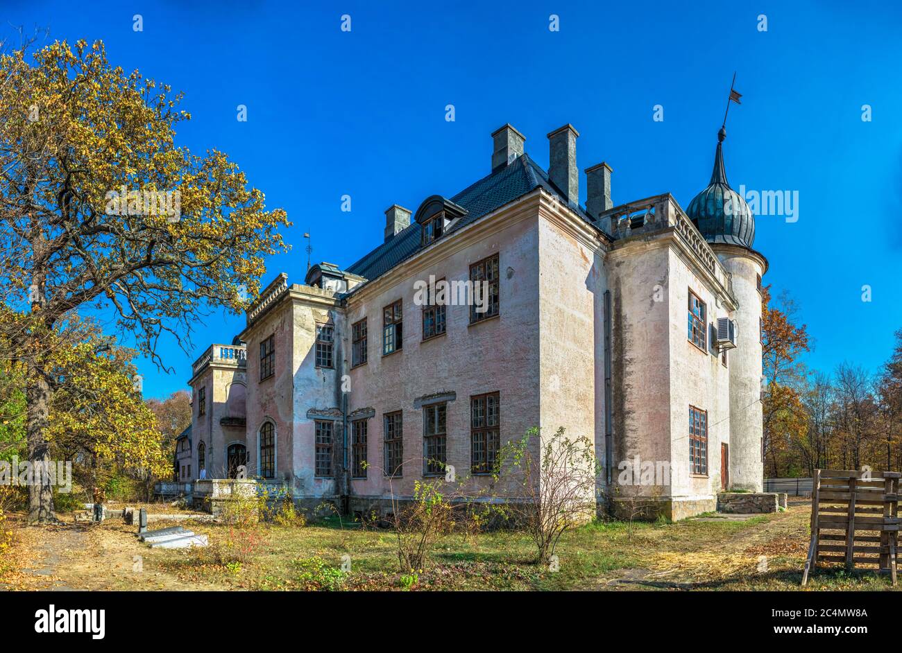 Talne, Ukraine 10.19.2019. Abandonné le palais du Comte Shuvalov dans le village de Talne, région de Cherkasy, Ukraine, à l'automne Banque D'Images