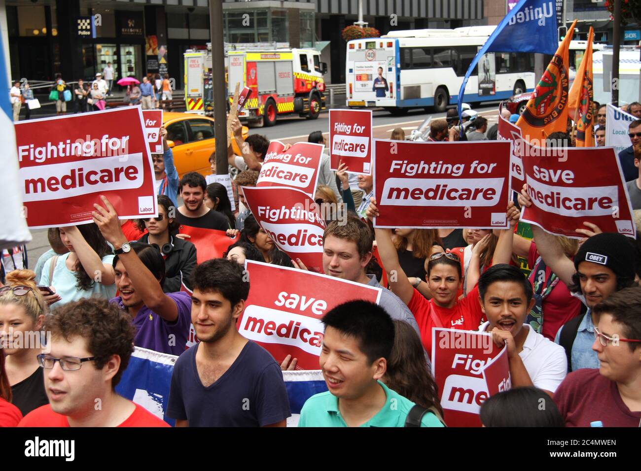 Les manifestants se rassemblent devant la mairie de Sydney lors d’un rassemblement organisé par le Labour, où ils ont organisé des pancartes indiquant « lutter pour l’assurance-maladie » avant de commencer à marcher Banque D'Images