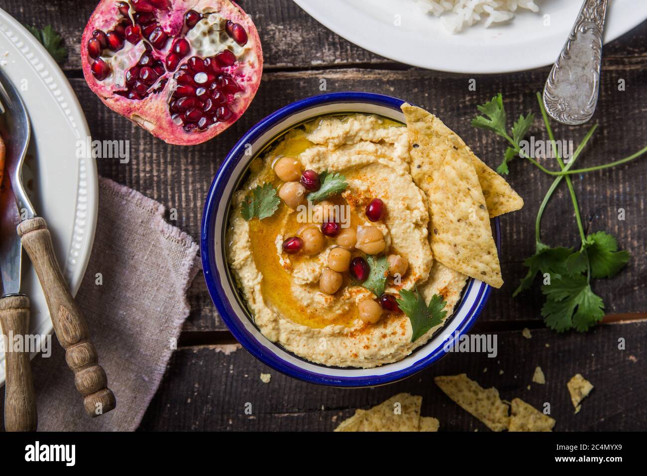 Directement au-dessus de la prise de houmous ou d'humus dans le bol sur la table. Aliments à base de plantes végétaliennes Banque D'Images