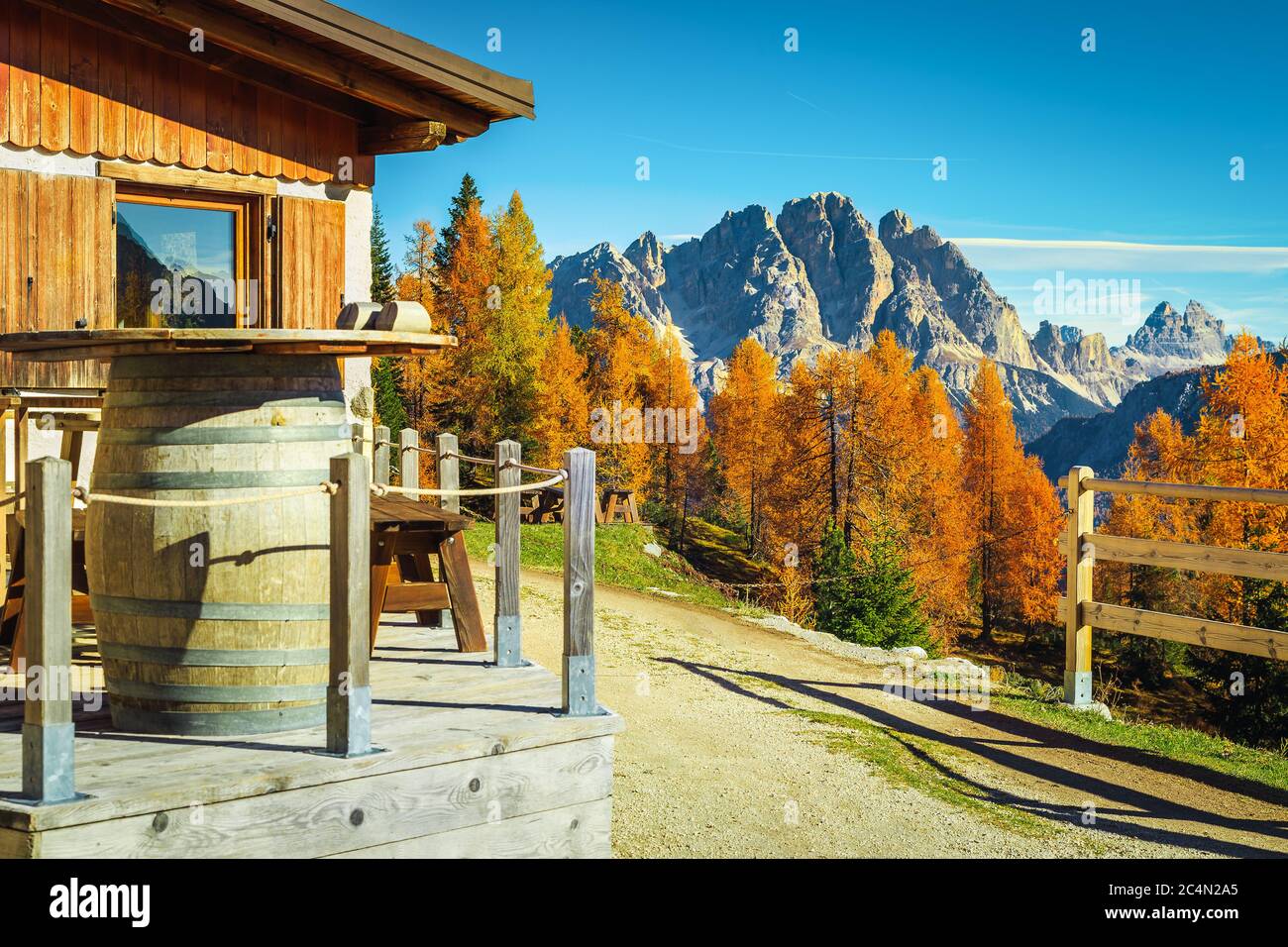Lieu d'hébergement confortable avec maison en bois dans les montagnes. Fantastique emplacement de loisirs et de randonnée dans la forêt d'automne colorée, Dolomites, Italie, Banque D'Images