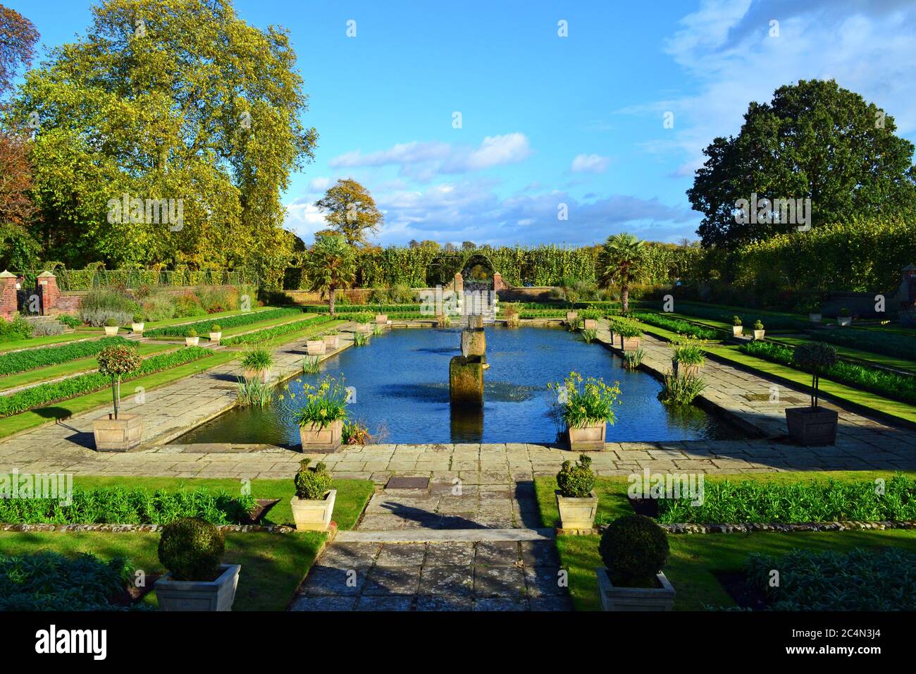 Les jardins et l'étang à l'extérieur du Palais de Kensington, Kensington Gardens, Londres, Royaume-Uni Banque D'Images
