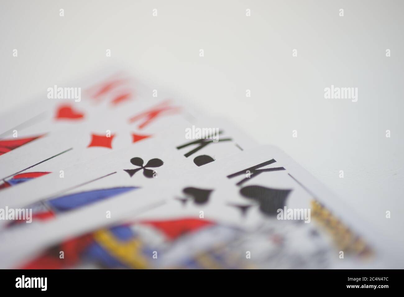 Vue latérale des cartes King sur une table blanche. Banque D'Images