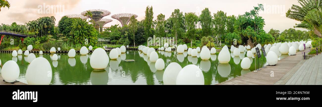 Des œufs flottants sur le lac Dragonfly, l'une des expositions installées dans future Together à Gardens by the Bay, créée par l'art japonais TeamLab Banque D'Images
